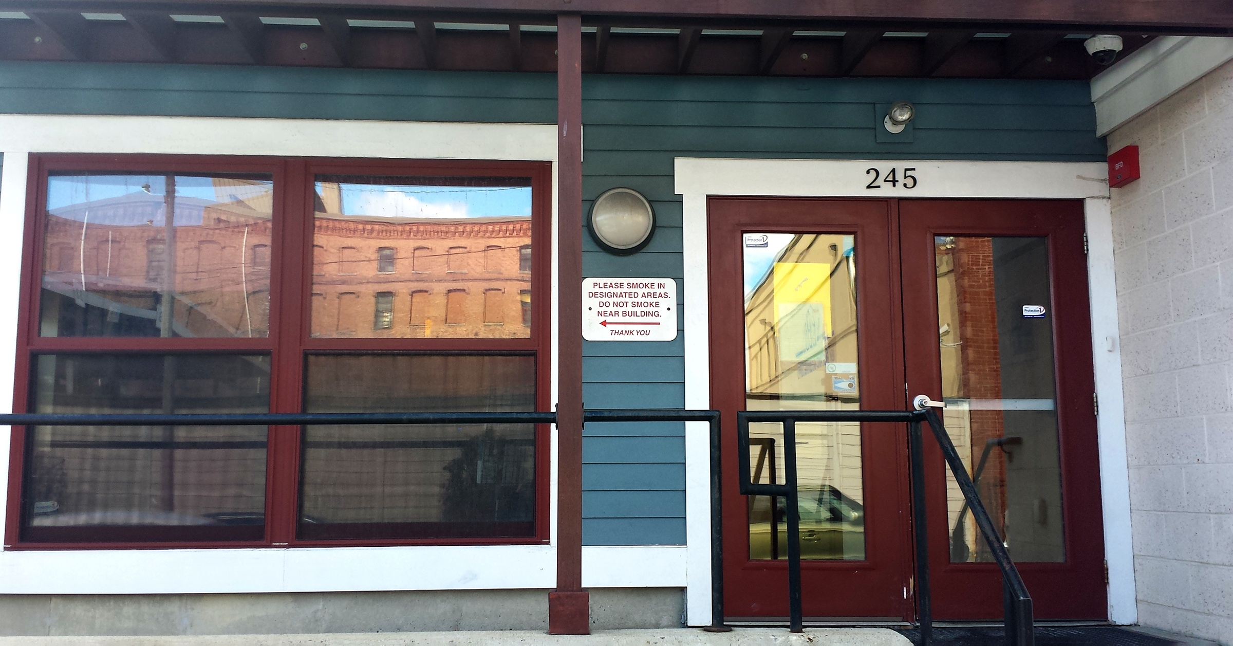 Front door of Familias Unidas Outpatient Clinic